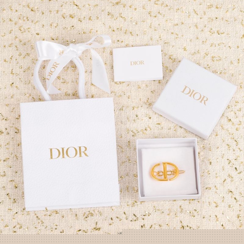 ch**an D*or brooches